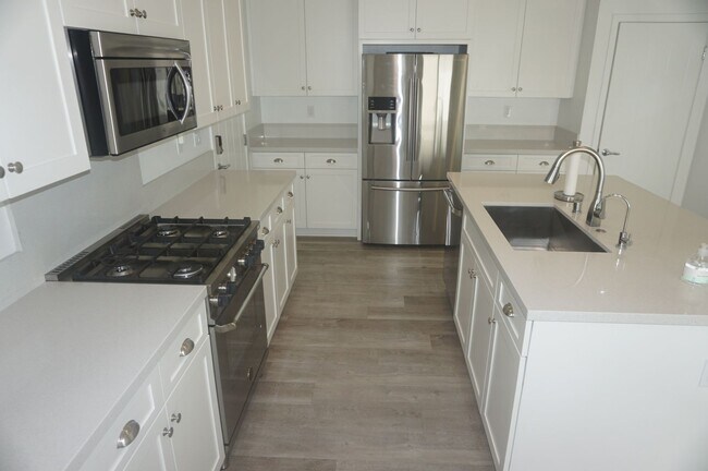 Building Photo - Stunning 4 Bedroom 3 Bath Plus Loft Home i...