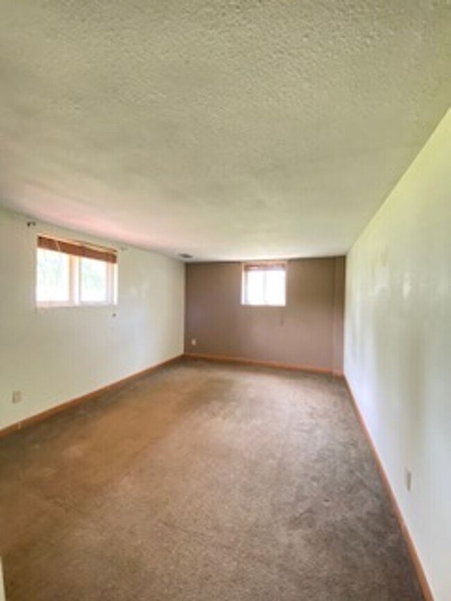 Building Photo - 3 Bedroom Home Available in Elkhart!
