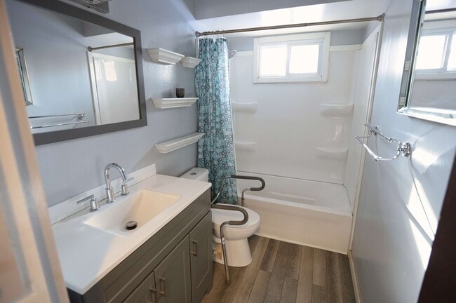 Building Photo - 2132 Shangrai-La Dr SE