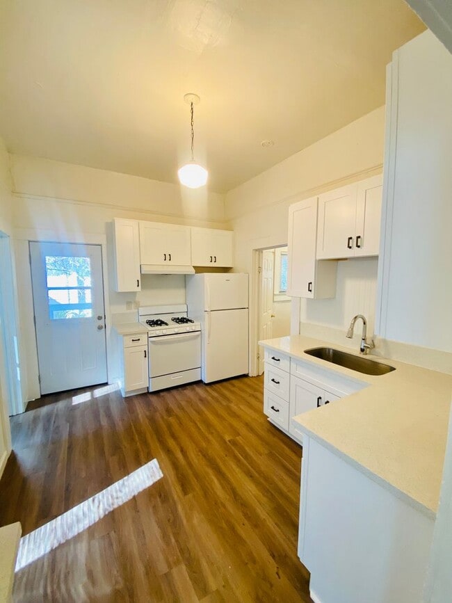 Building Photo - Reserve Now for June 2026! Updated House in Downtown Chico