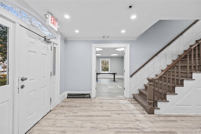 Building Photo - 996 Haverstraw Rd