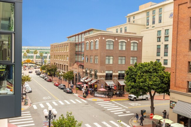 Building Photo - Modern 2 Bed/ 2 Bath Condo in the Heart of...