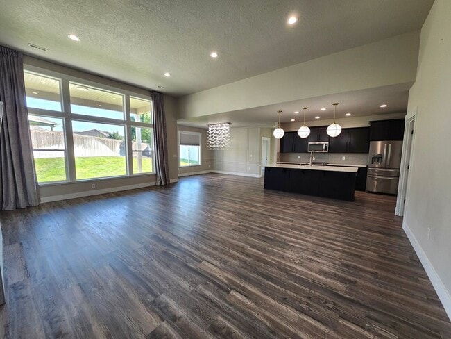Building Photo - Elegant 4 Bed, 2 Ba Home - MANY Upgrades &...