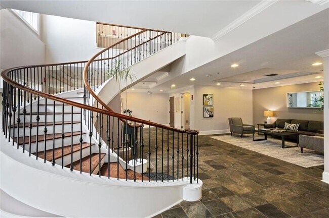 Building Photo - 560 Dutch Valley Rd NE