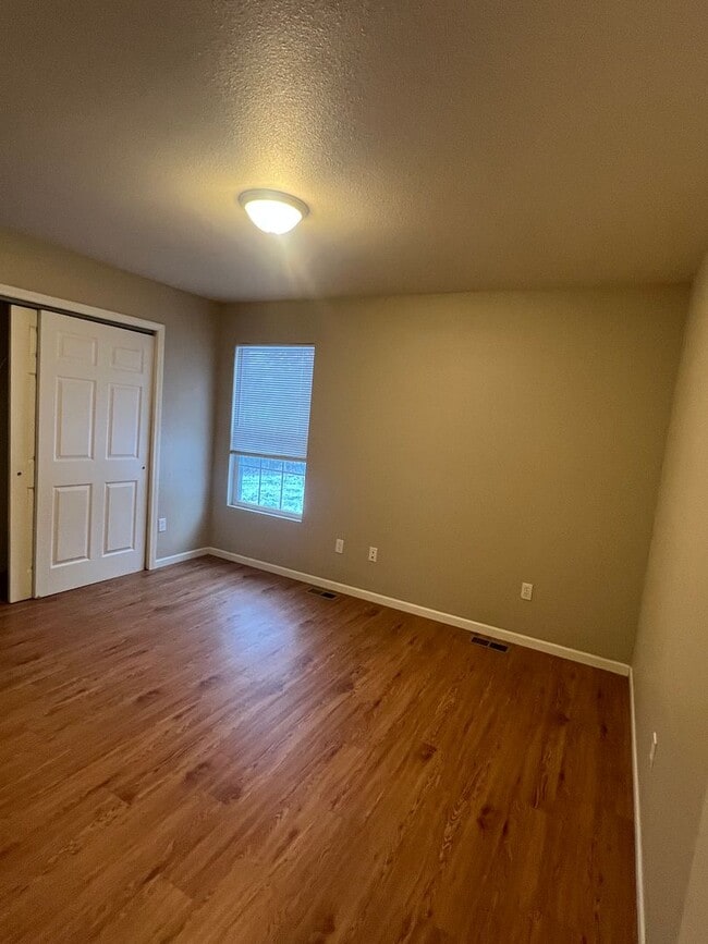 Building Photo - 3 Bedroom 2 bath duplex