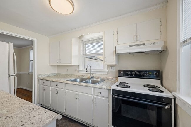 Building Photo - Charming 3 Bedroom Rancher in Lakeside