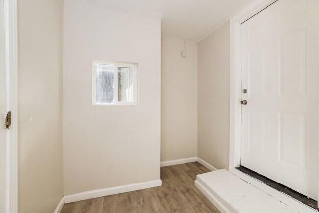 Building Photo - PURE Property Management Presents: 3 Bedroom 2 Bath in Santa Rosa. Water & Sewer Included !