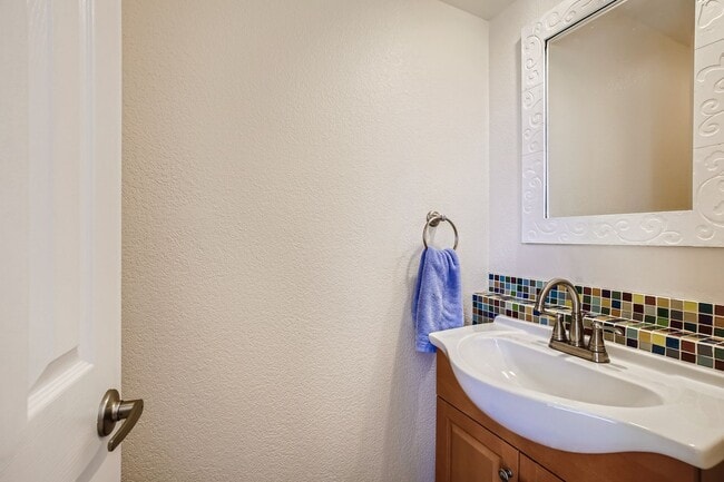 Building Photo - Spacious 4 BDR Longmont Home