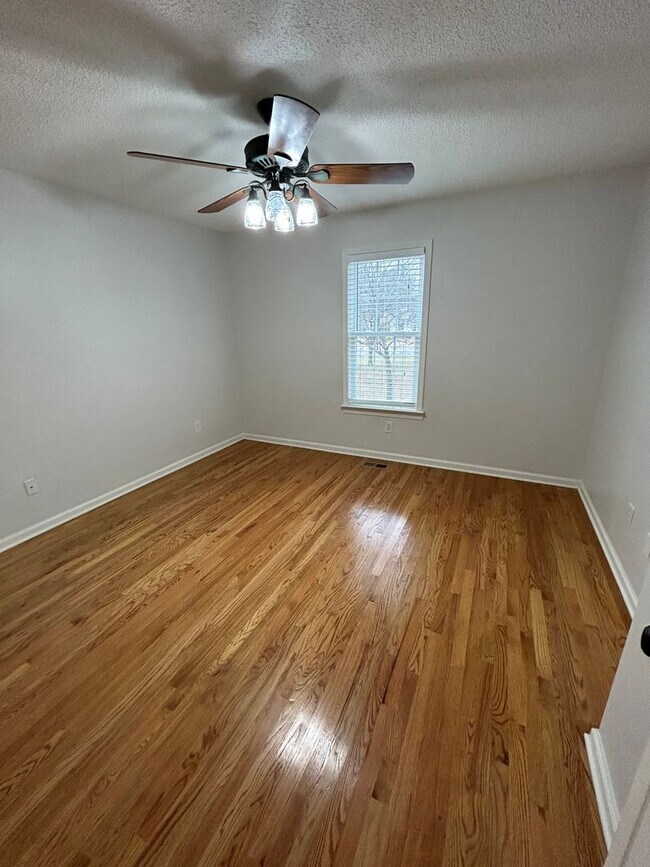 Building Photo - 3/2 Nice House in East Rome $1,895