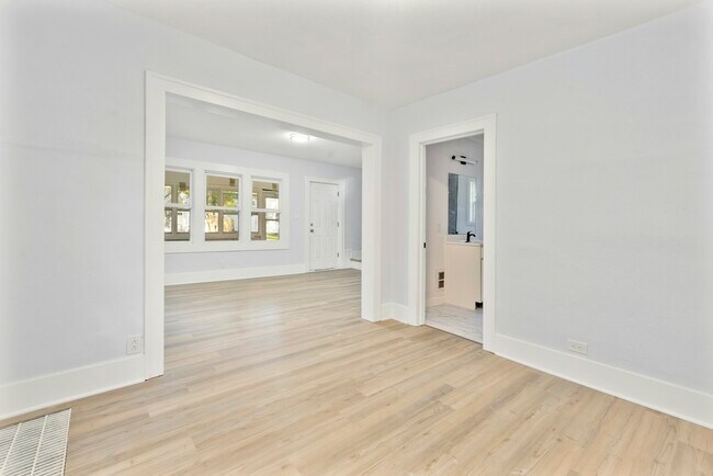 Building Photo - 3701 Leybourn Ave