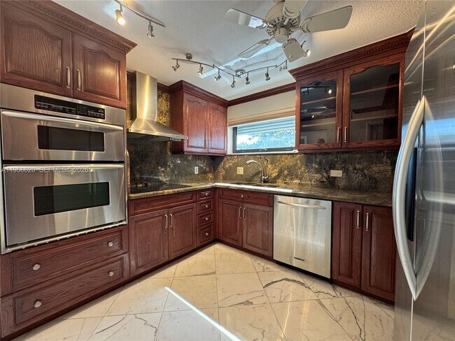 Building Photo - 4800 Bayview Dr