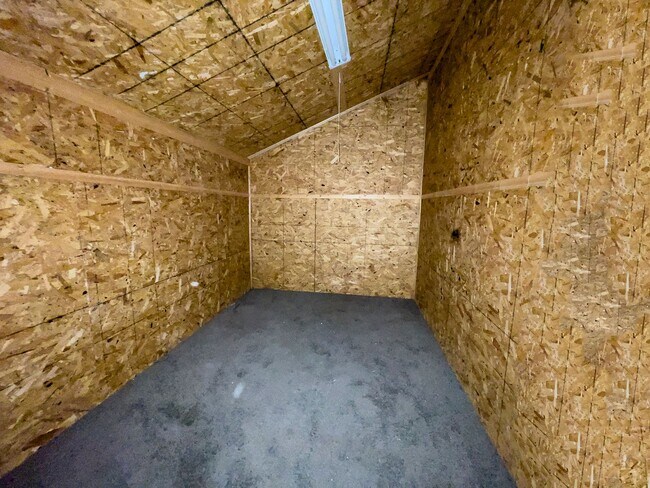 Building Photo - Fall into this cozy 3-Bedroom Home with a fenced in yard & detached garage!