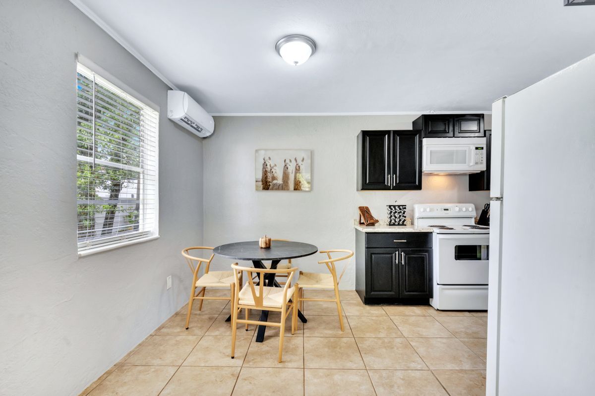 Building Photo - 415 S Hyer Ave