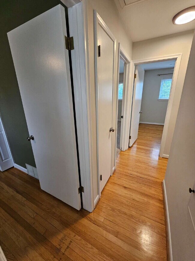 Building Photo - Beautiful 3-Bedroom Ranch in Desirable Northwest Warren, Nice Kitchen, Large Living Room, Finishe...