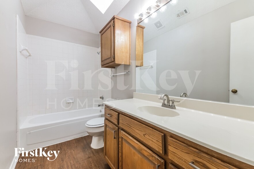 Building Photo - 2026 Greenview Dr
