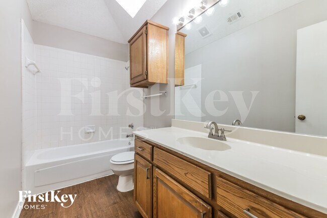 Building Photo - 2026 Greenview Dr