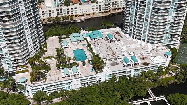 Building Photo - 16500 Collins Ave