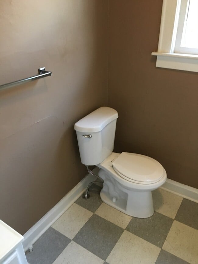 Building Photo - 2 Bedroom 1 Bath House Sycamore St  $750 No Pets  Call (304) 521-2567