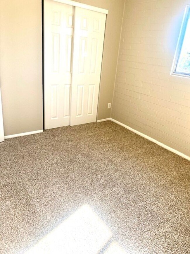 Building Photo - Great 4 Bedroom Home, Location, location!