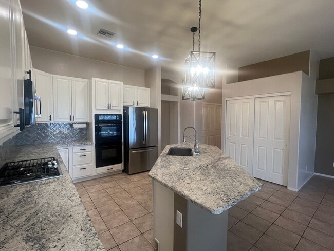 Building Photo - ATTRACTIVE SANTA FE 3 BEDROOM IN VAIL SCHOOL DISTRICT.