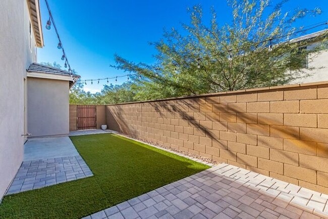 Building Photo - Rare end lot!