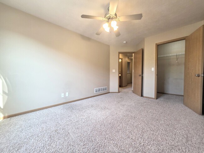 Building Photo - 606 Highland Ridge Dr
