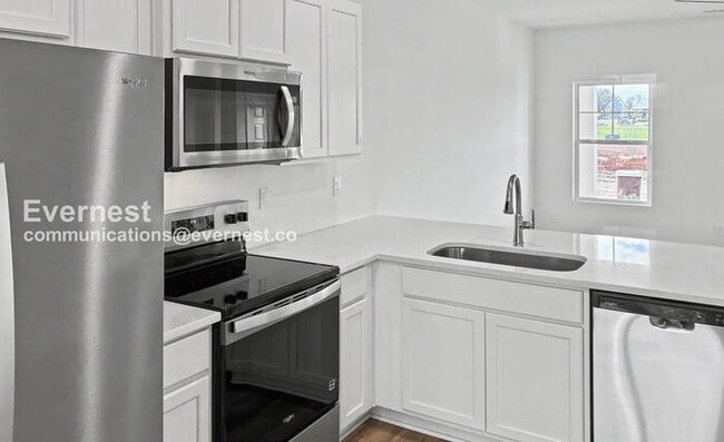 Building Photo - 3 Bed/3 Bath Townhome with Off-Street Parking / Pet-Friendly / Vouchers Accepted / Available Now!