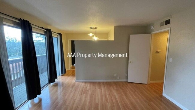 Building Photo - Beautiful 4 bedroom 2.5 bath townhome w/ v...