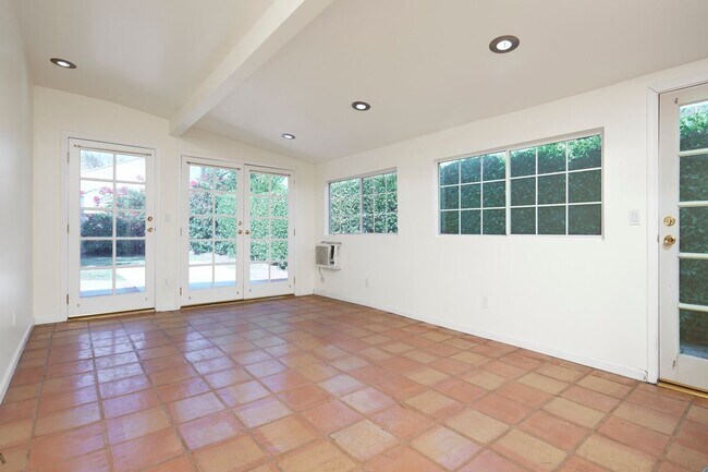 Building Photo - 1430 Lovell Ave