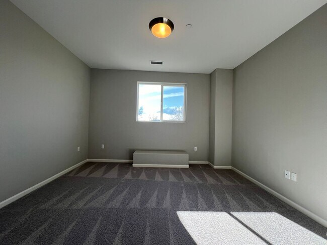 Building Photo - 4/2.5 GORGEOUS Townhome in Minden!