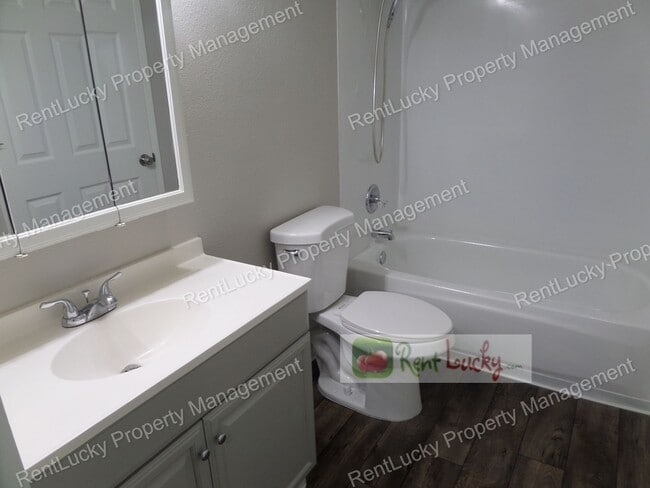 Building Photo - Freshly Updated 3-Bedroom Duplex w/Attached Garage in Great Federal Way Location!!