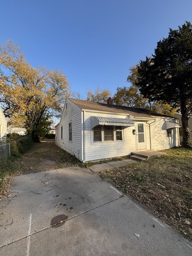 Building Photo - 1912 N Grove St