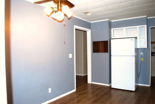Building Photo - 3105 Pineview Dr SW