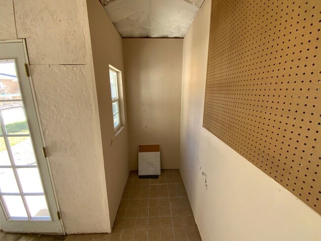 Building Photo - 4 Bedroom with Office Single Story Home Av...