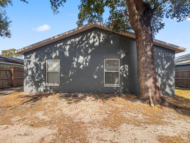 Building Photo - Move-In Ready 3 Bed Home with Garage & Fenced Yard in Tampa, FL