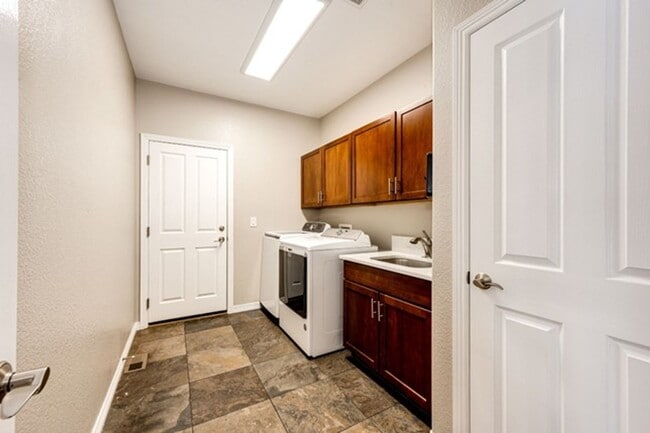 Building Photo - Beautiful 5bd 4ba single family home for rent in desirable Highlands Ranch CO 80103