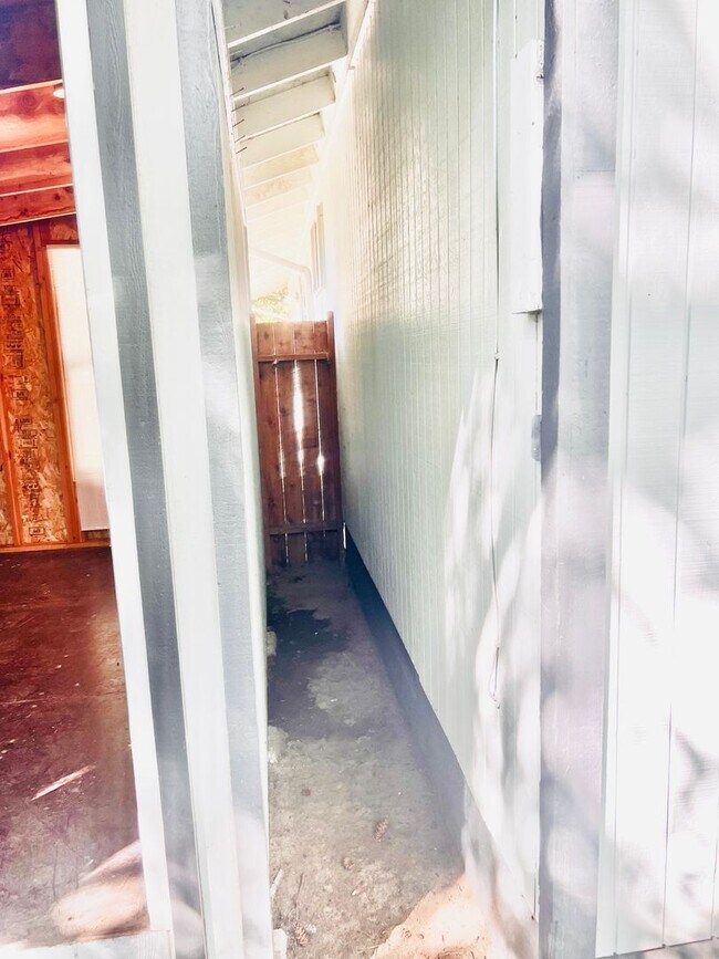 Building Photo - Charming 3BR/1BA w/ 1-car garage, long driveway, fenced yard, wood stove & shed/workshop.