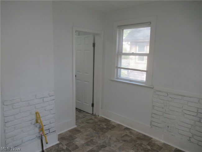 Building Photo - 14 Elm St