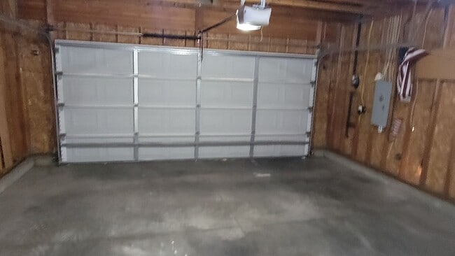 Building Photo - 3 Bedroom Home Near Fairchild Air Force Base