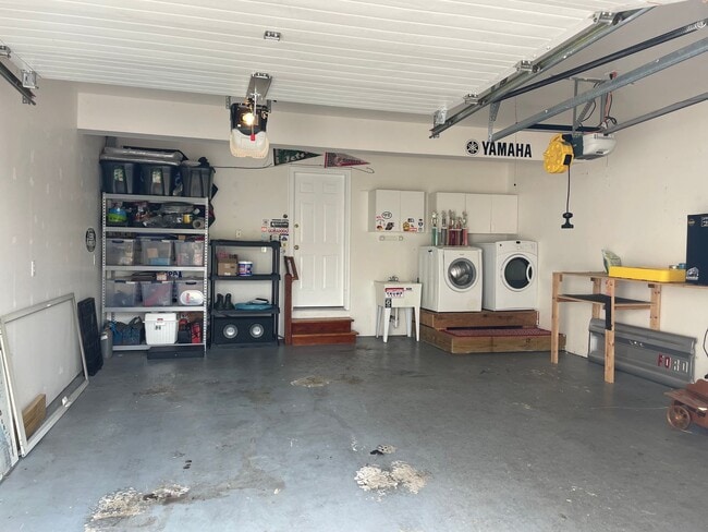 Building Photo - Luxury 3 Bedroom, 1.5 Bathroom End of Row ...