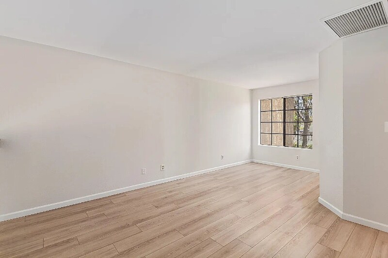 Building Photo - 1025 E Highland Ave