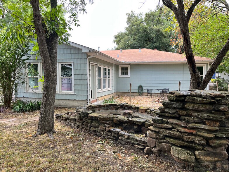 Building Photo - 1000 E Walnut St