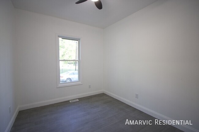 Building Photo - 621 Singletary St SE