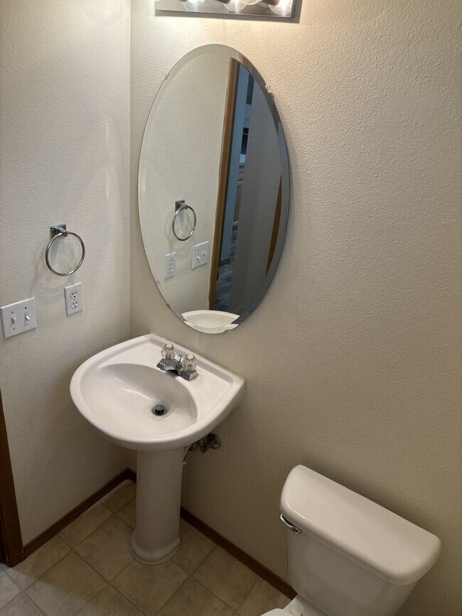 Building Photo - Stunning 3-Bedroom Home in Puyallup's Silver Pointe For Rent!