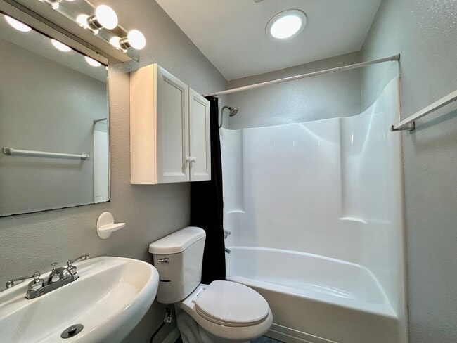 Building Photo - 4 Bed, 2 Bath in the Heart of Santee!