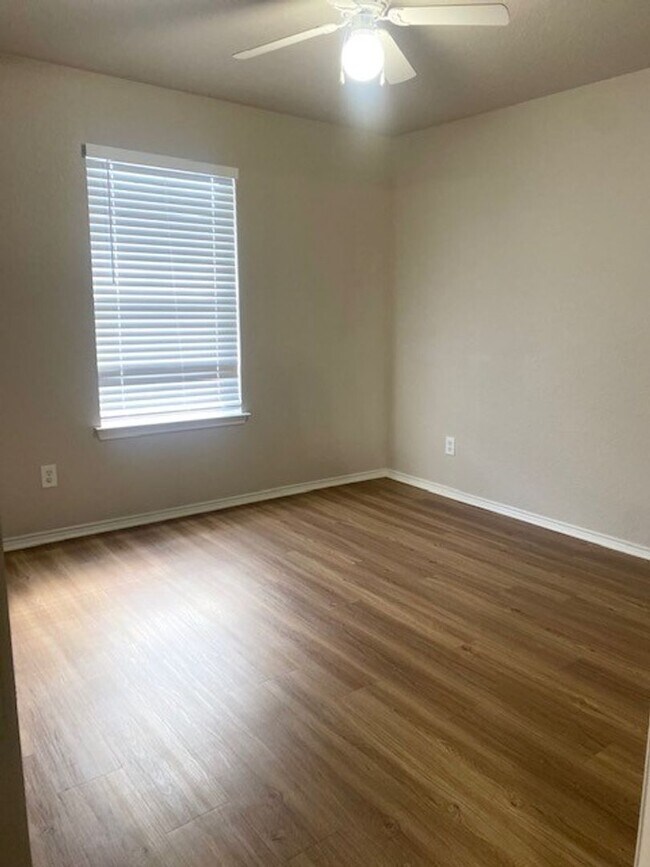 Building Photo - 305 Schumacher Dr