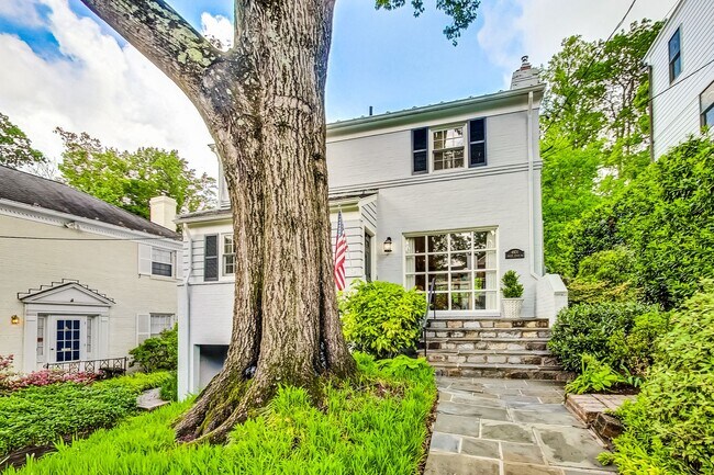 Building Photo - COMING SOON - Stunning 4 bed + 2 full & 2 1/2 bath Classic in NW DC