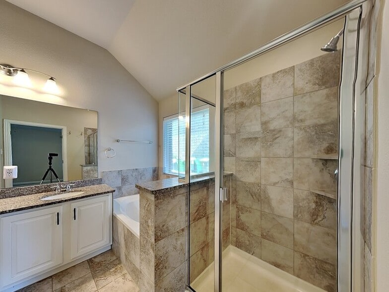 Building Photo - 816 Water Garden Cir