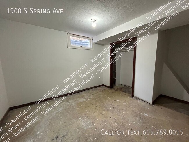 Building Photo - Spacious 4 Bedroom House With Huge Garage!