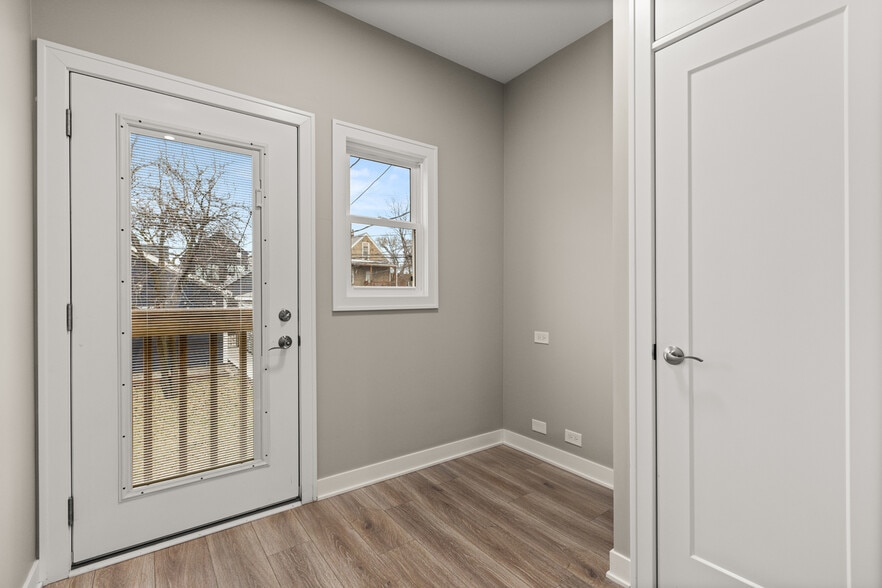 Building Photo - 3608 W Diversey Ave